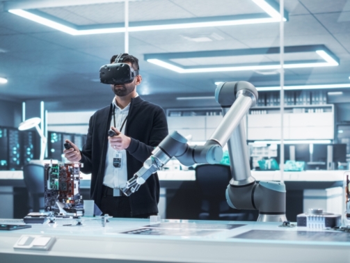 Robotics,Engineer,Operating,A,Futuristic,Robotic,Arm,,Using,A,Virtual